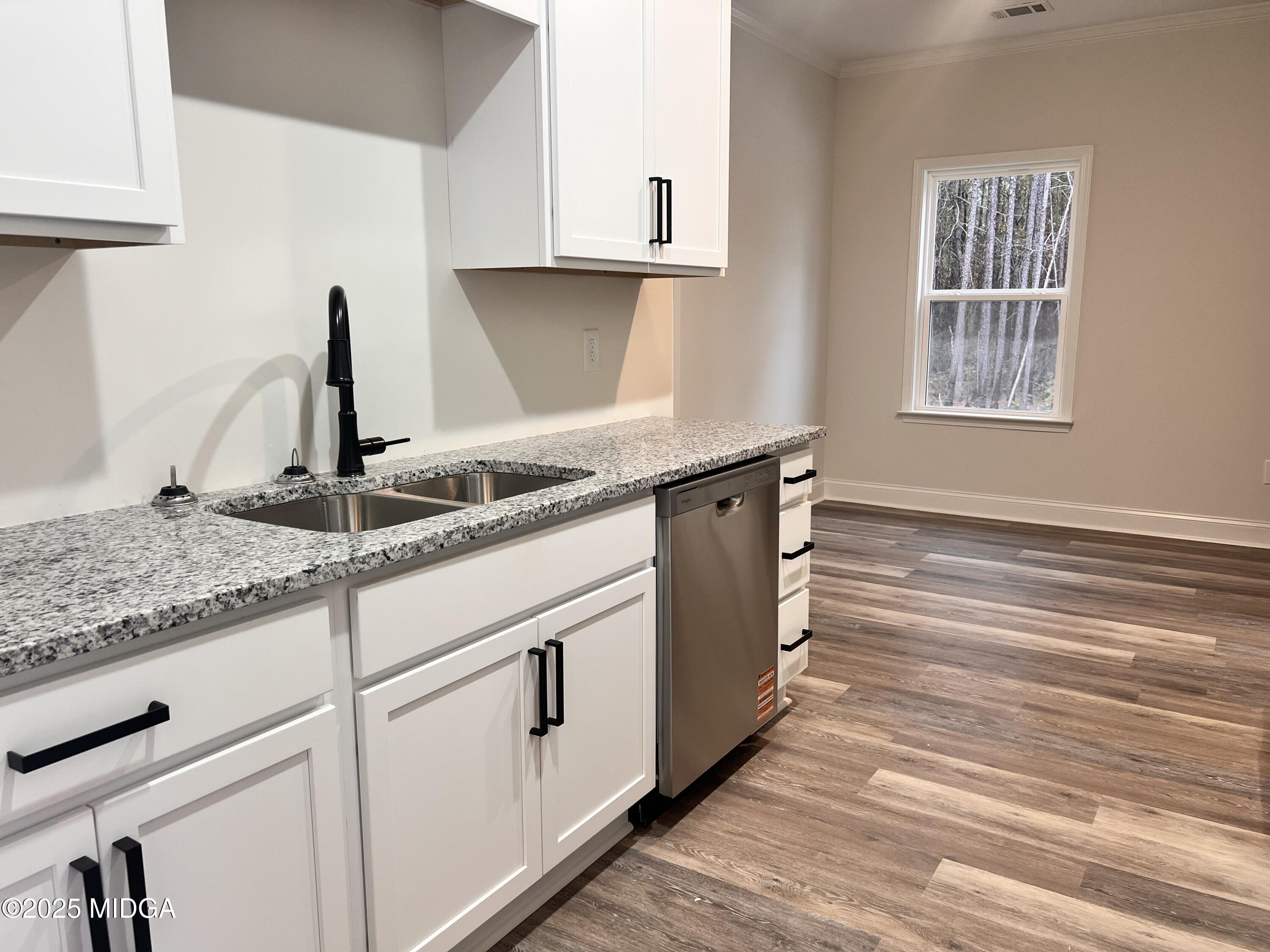 165 Lakemere Lane NW