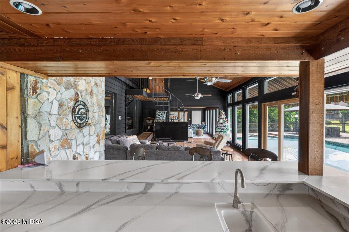 6868 Leslie Lane