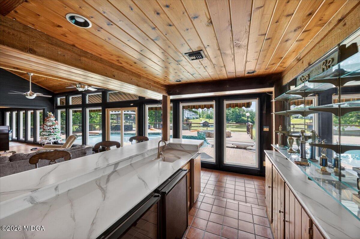 6868 Leslie Lane