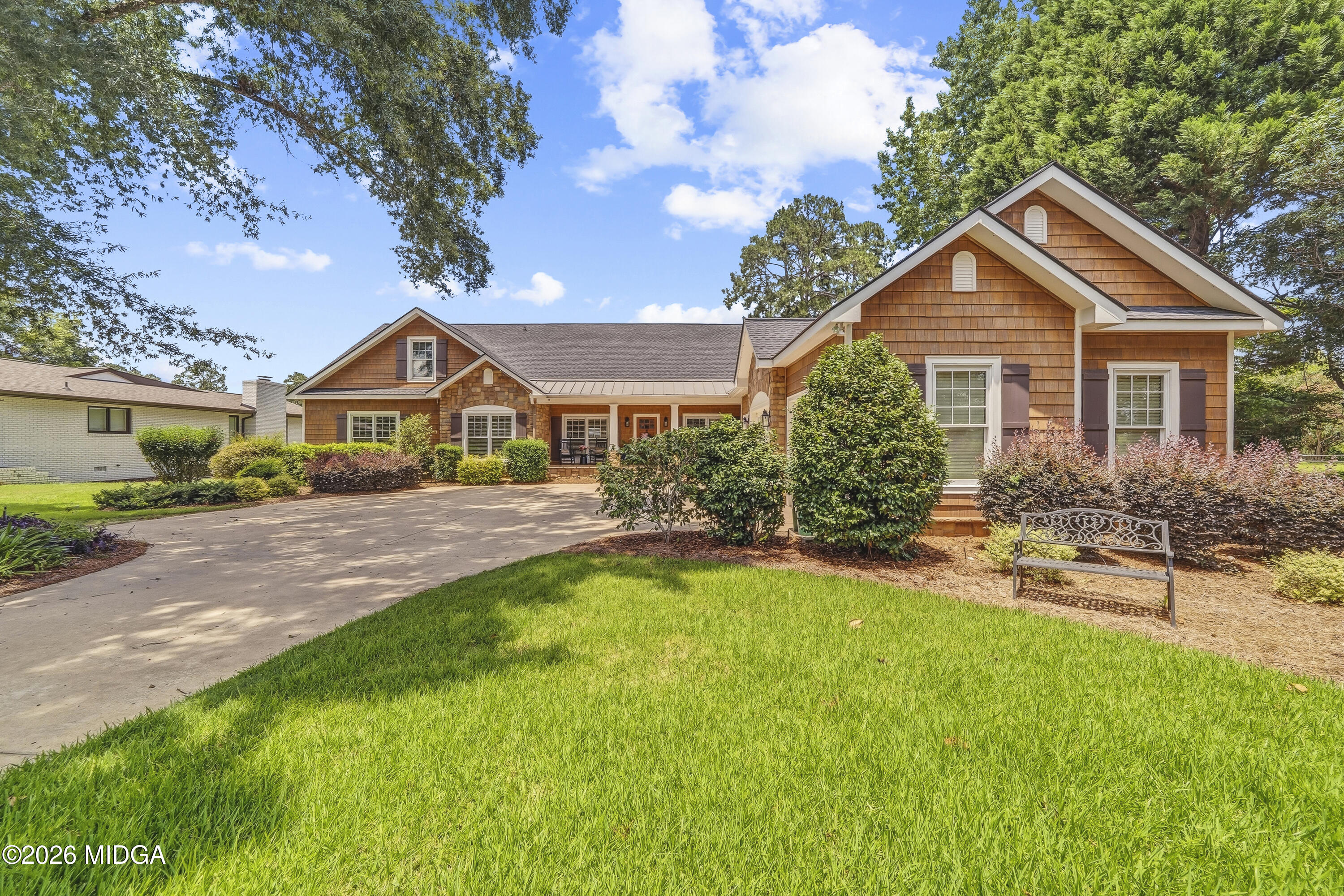 245 Lakeshore Circle NE