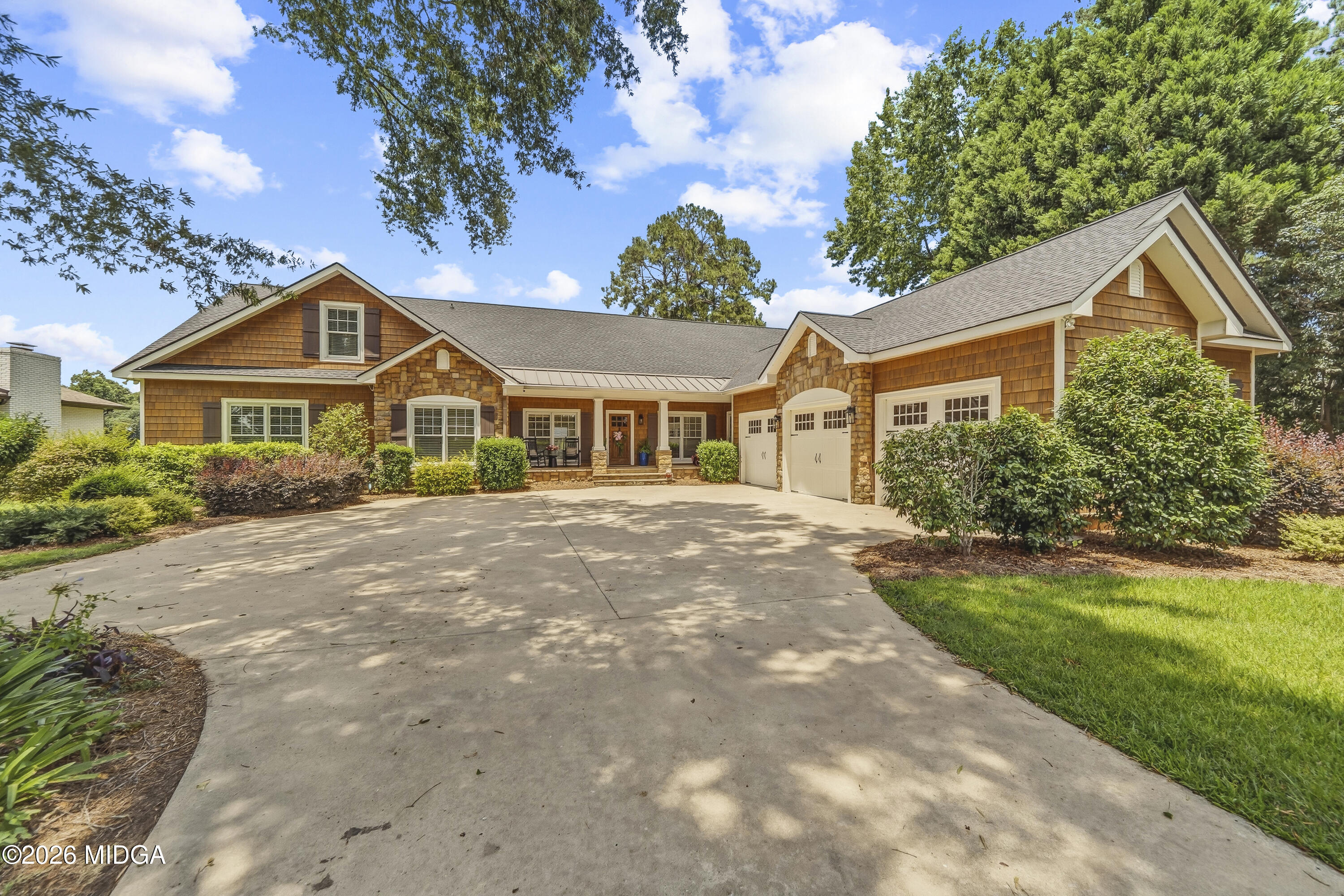 245 Lakeshore Circle NE