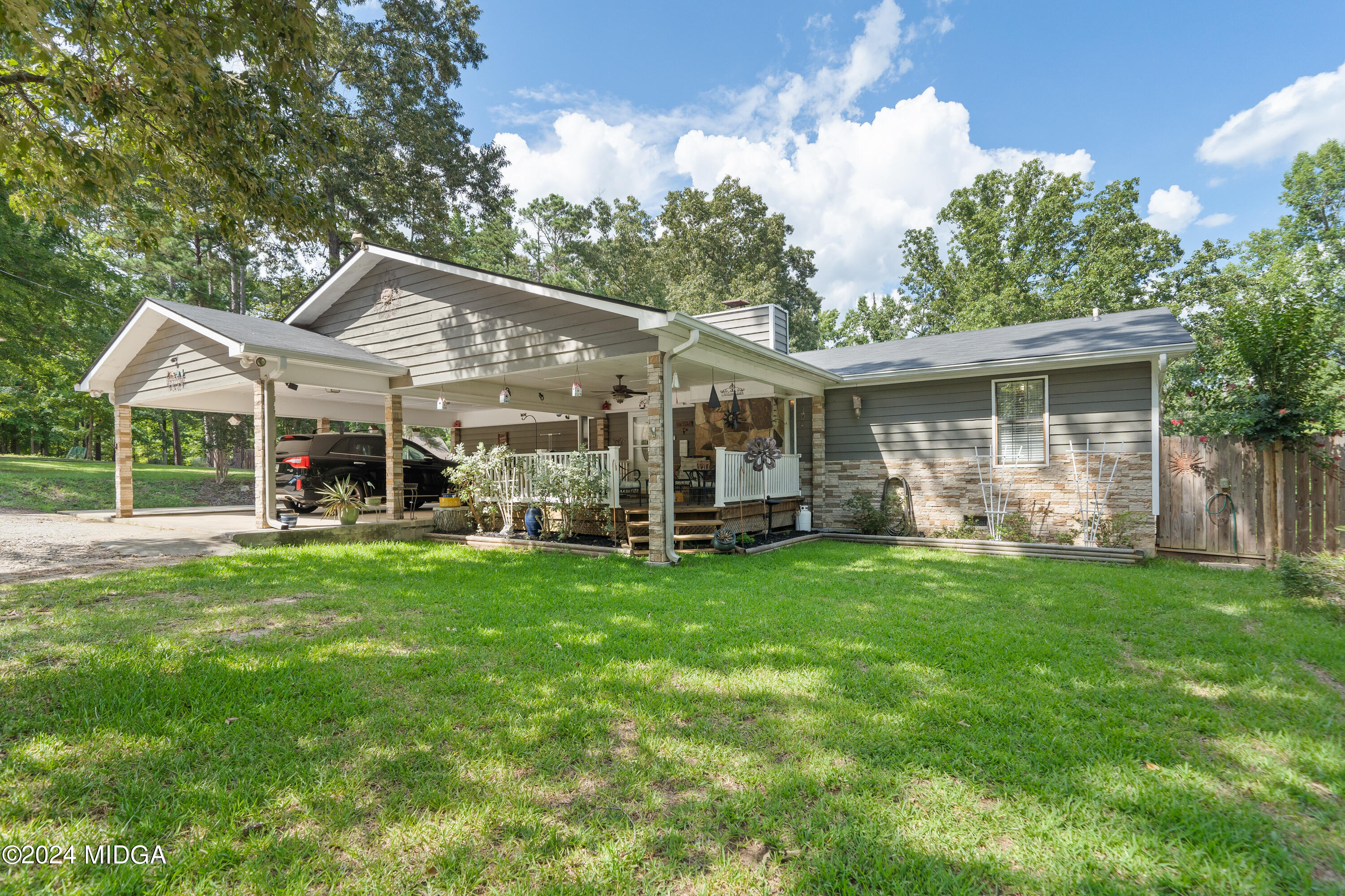 195 Commodore Drive NW