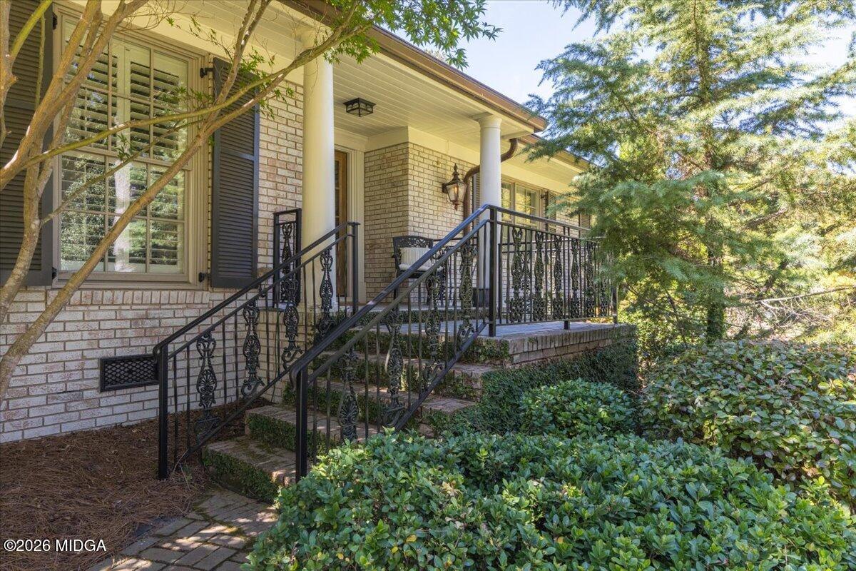 377 Old Club Road S