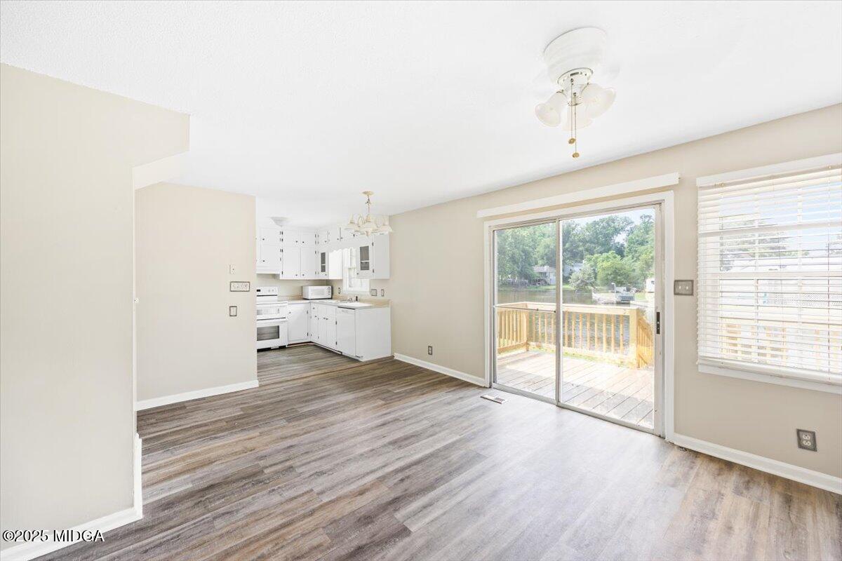437 Edgewater Circle