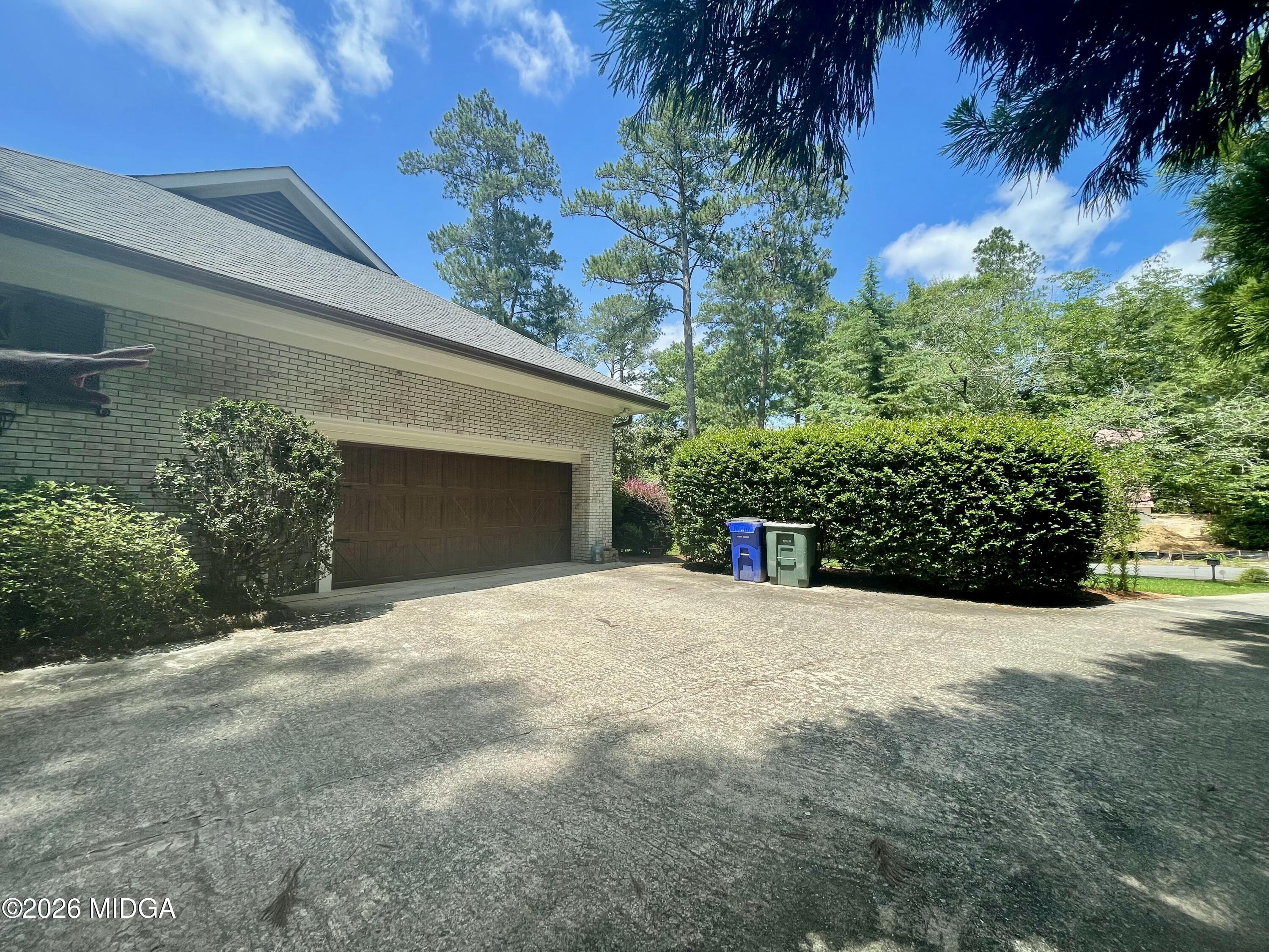 377 Old Club Road S