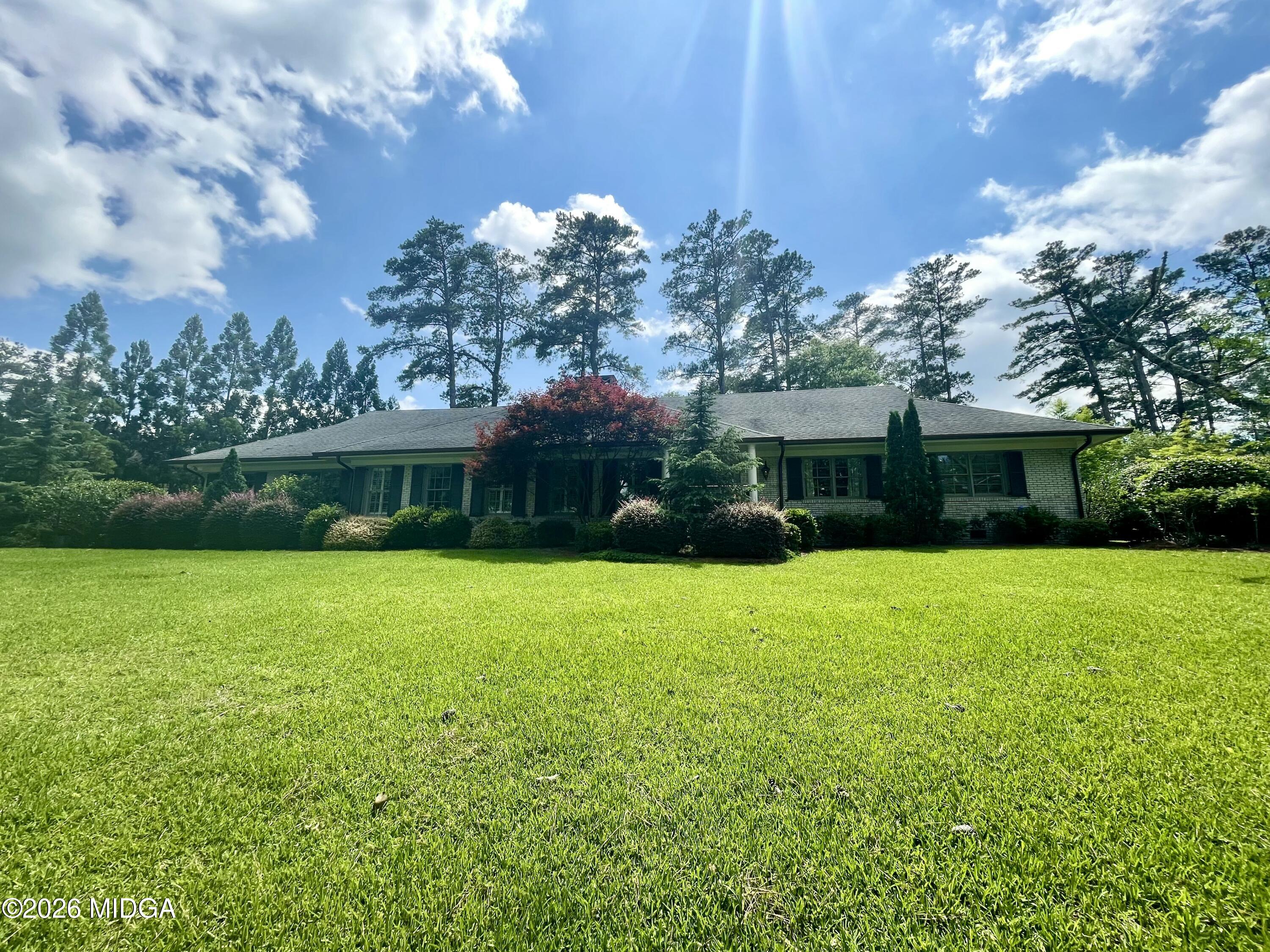 377 Old Club Road S