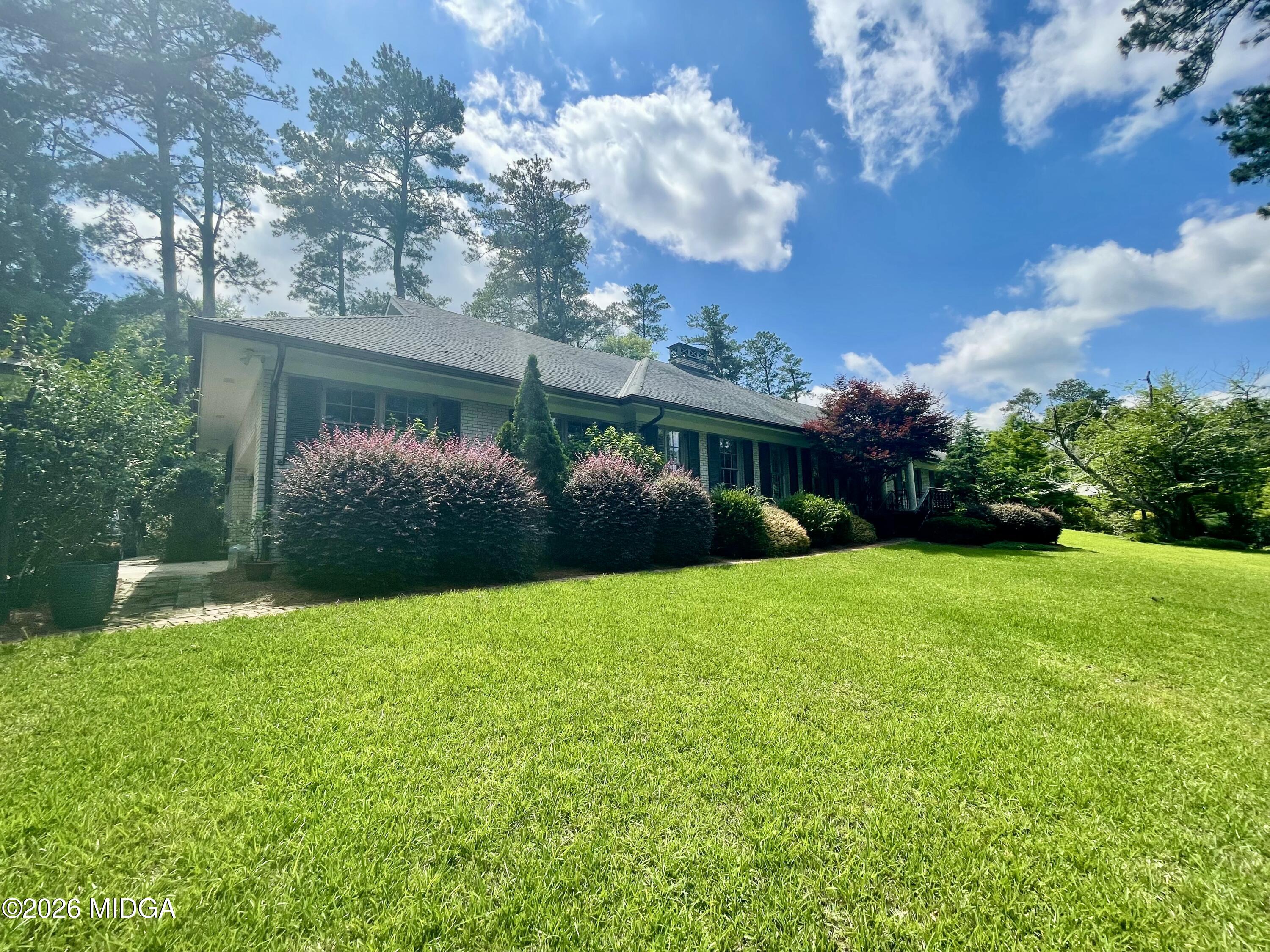 377 Old Club Road S