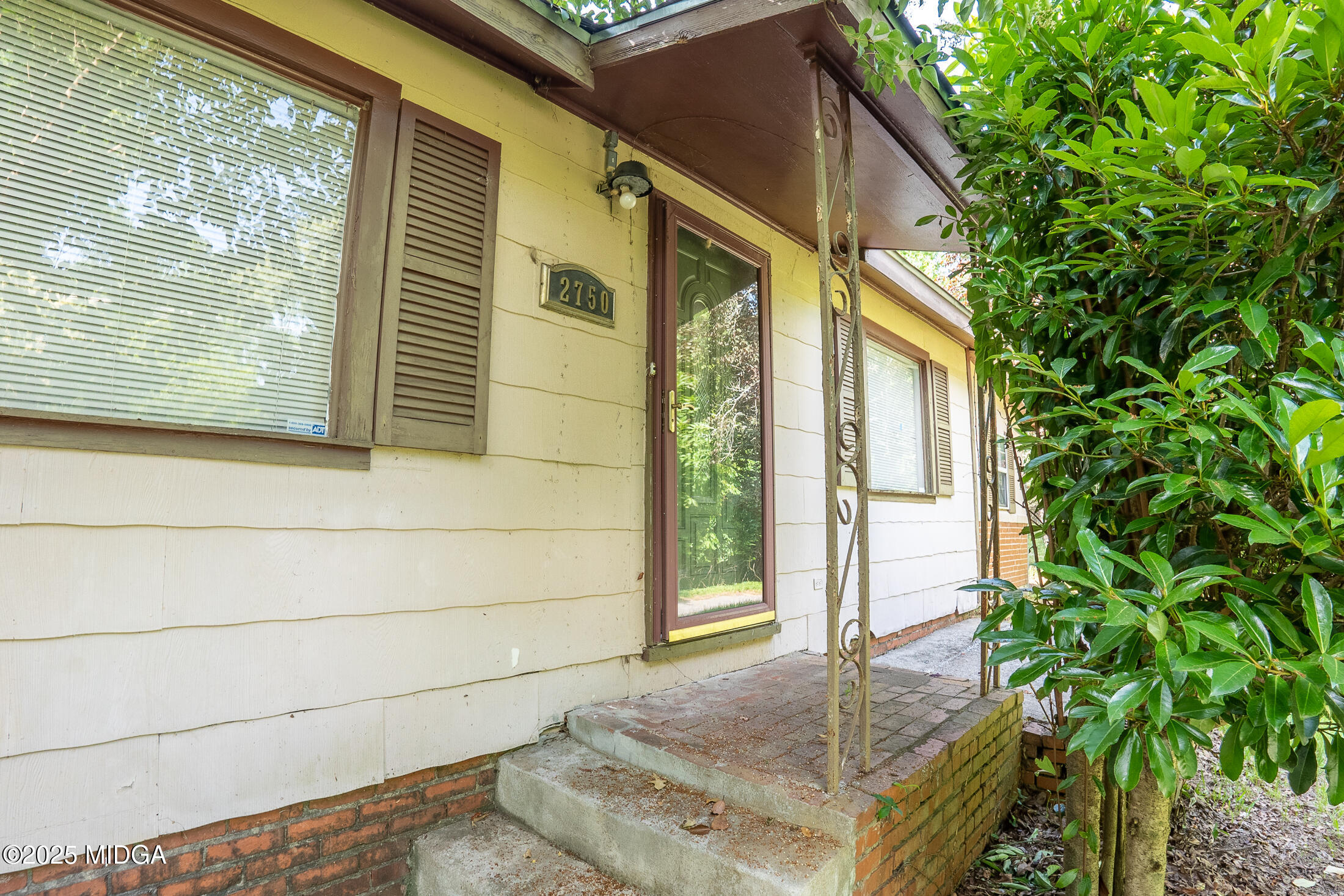 2750 Lakeshore Drive