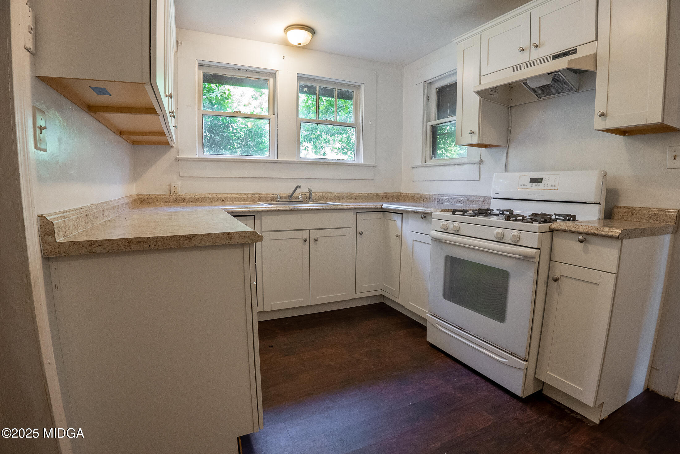 2750 Lakeshore Drive