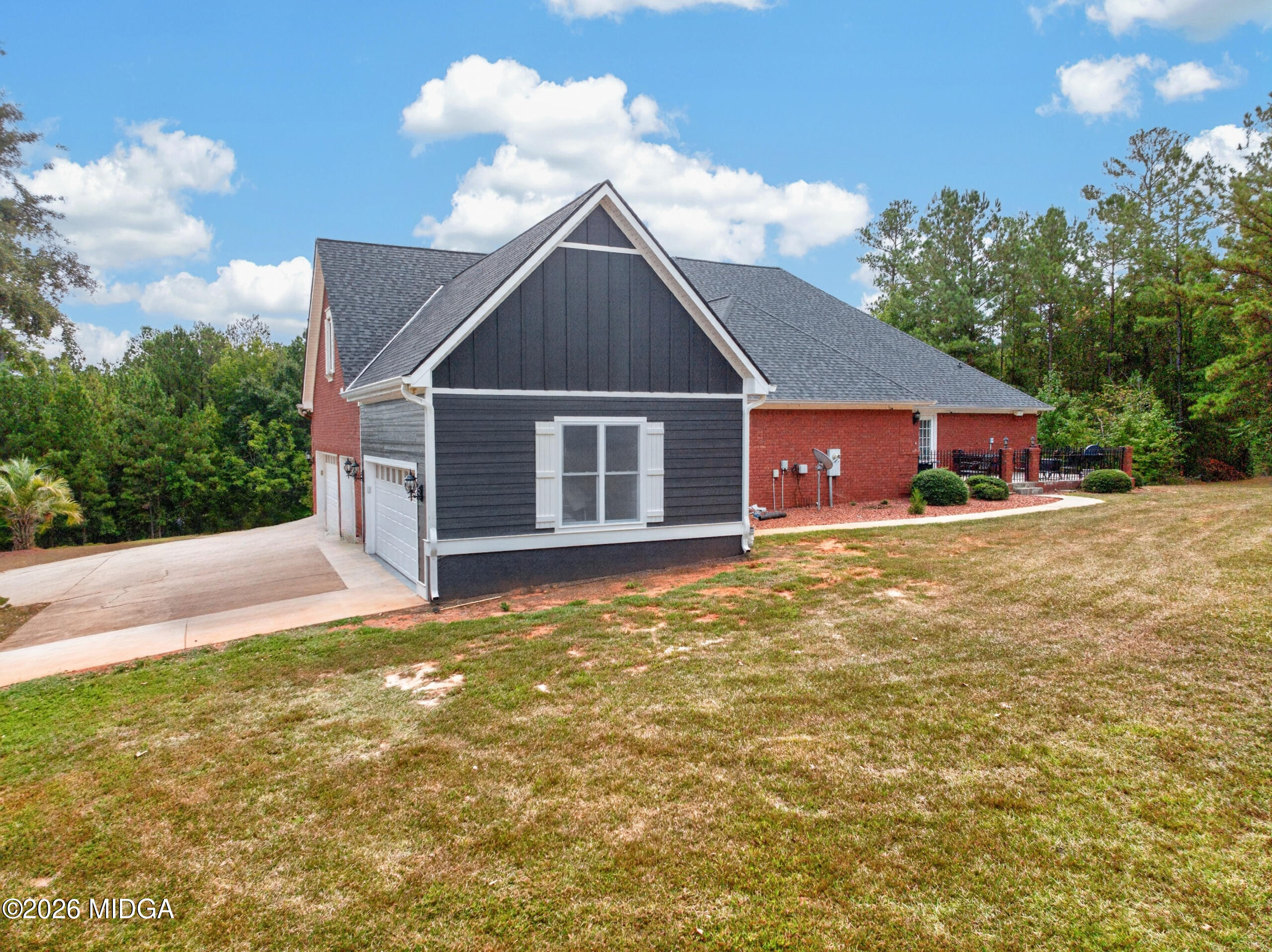 128 Lakemere Lane NW
