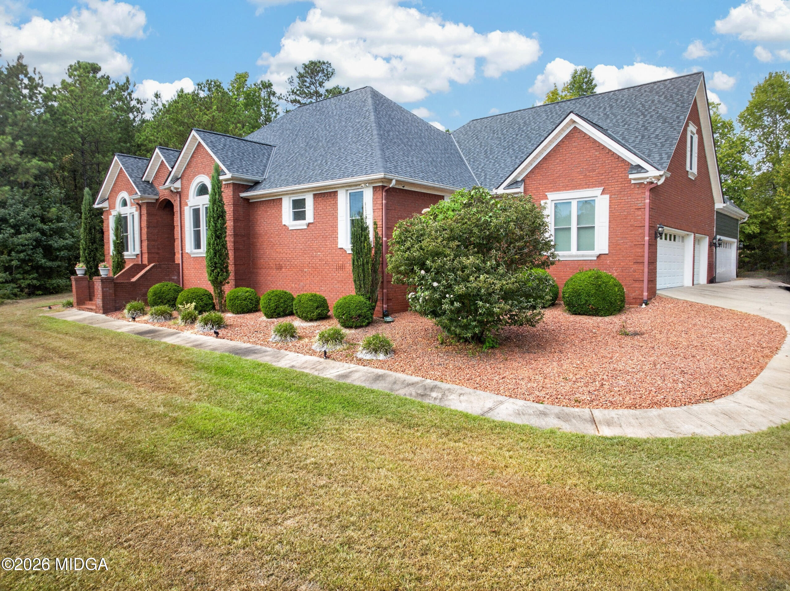128 Lakemere Lane NW