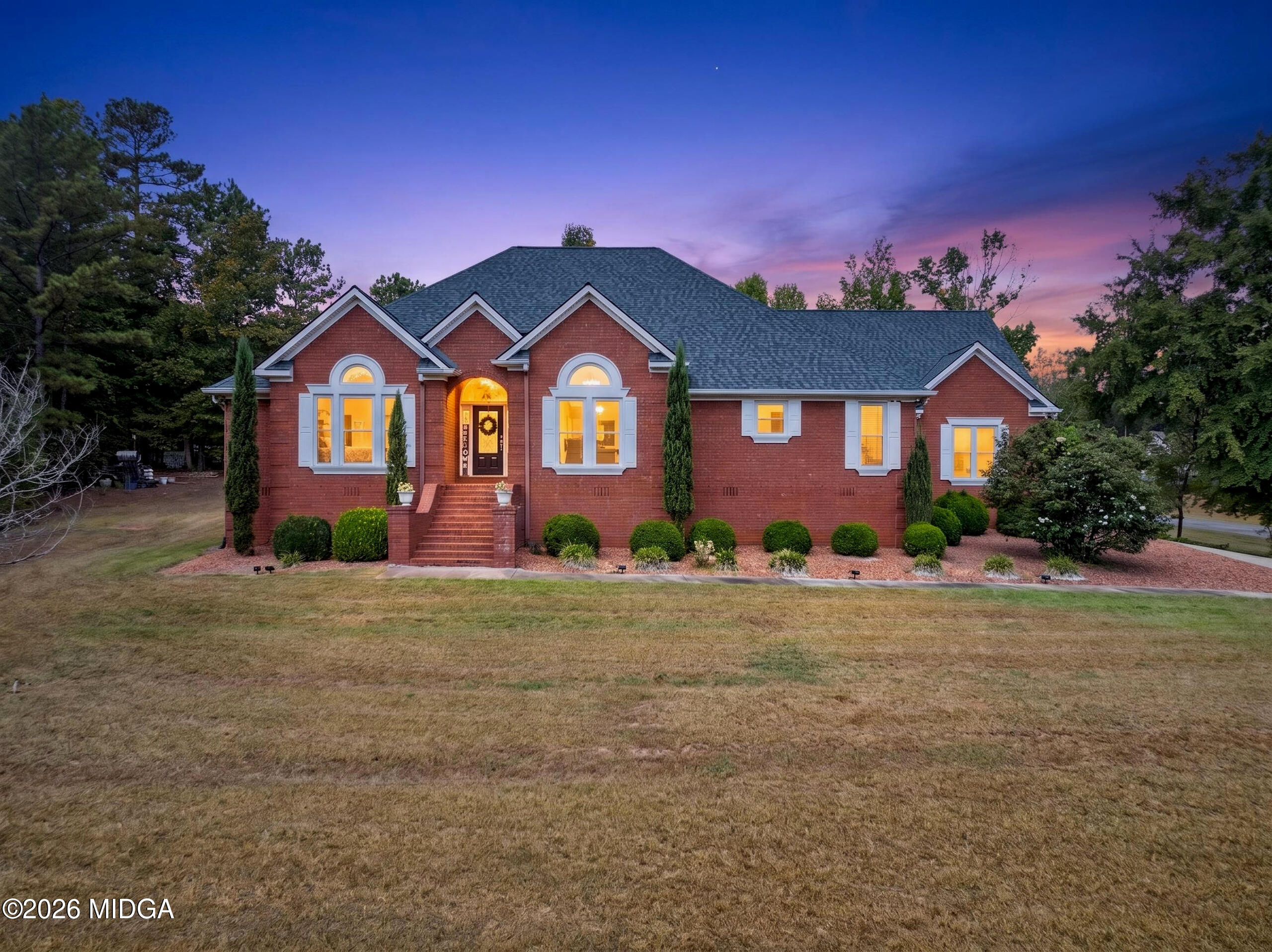 128 Lakemere Lane NW