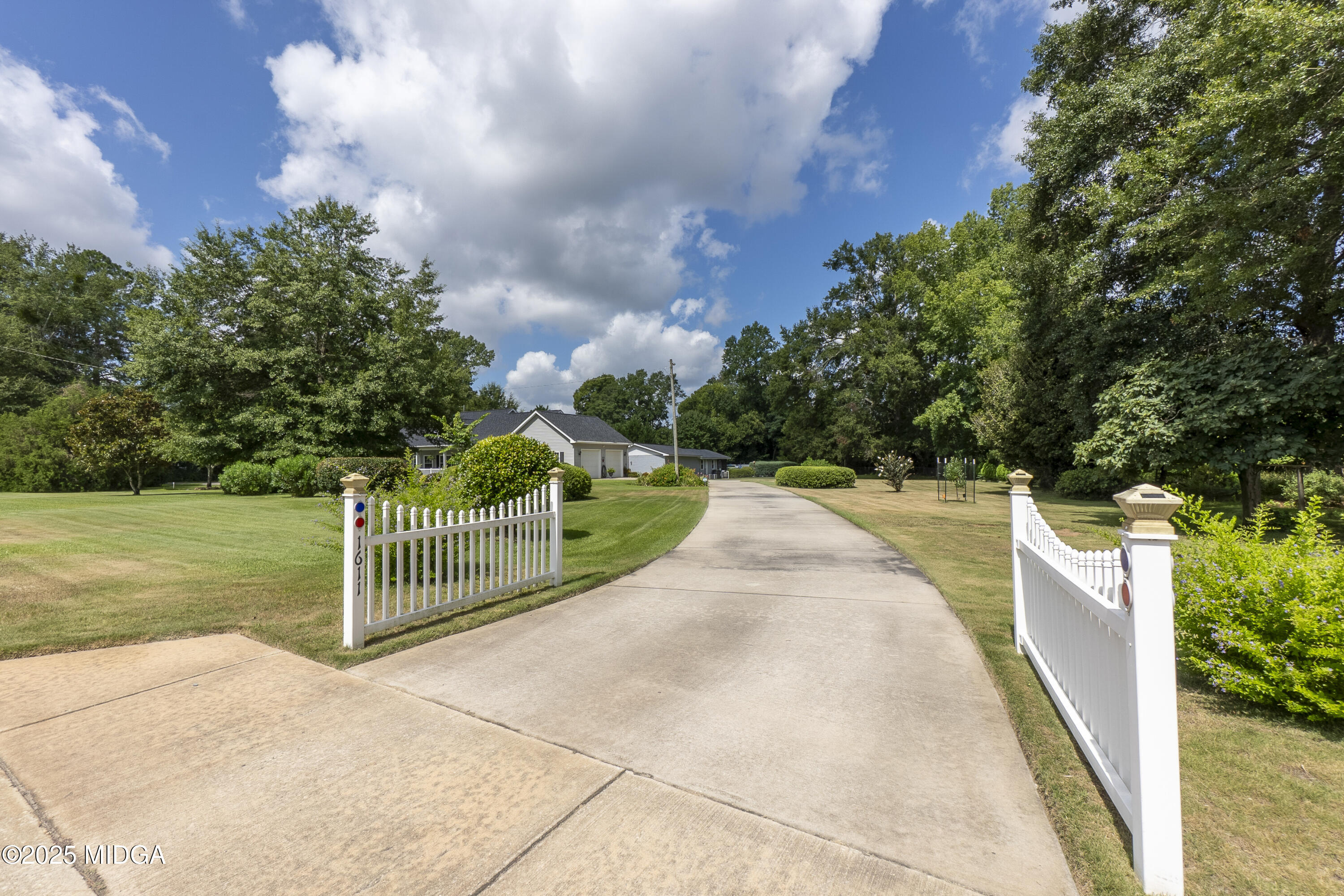 1611 S Houston Road