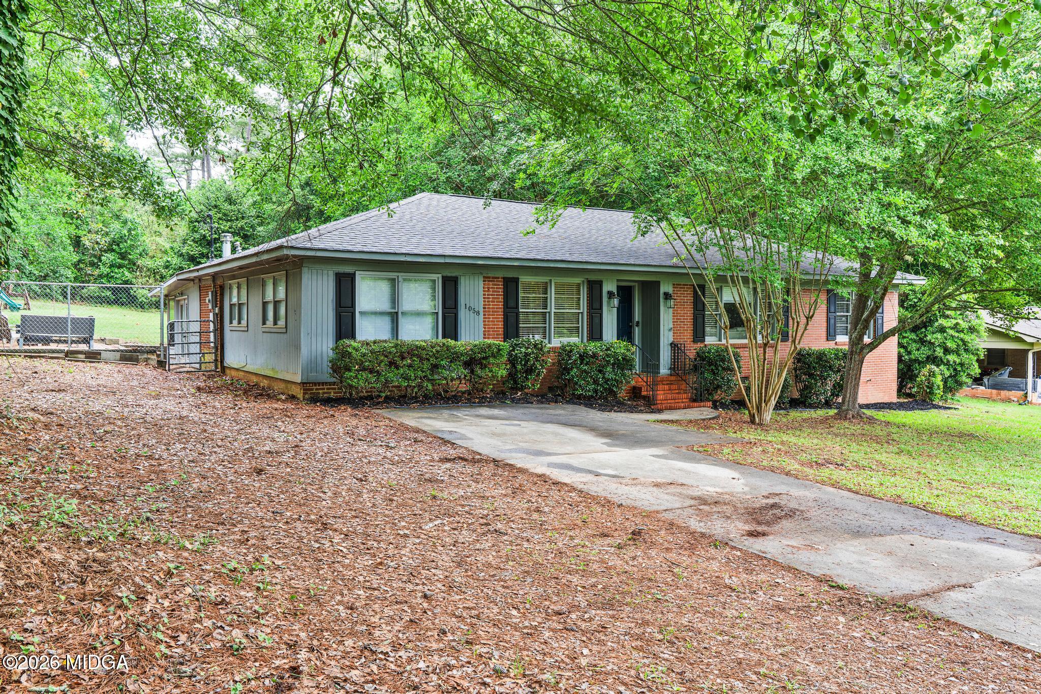 1058 S Pine Knoll