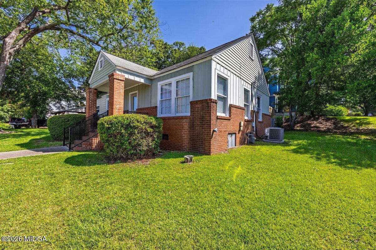 825 Maple Street