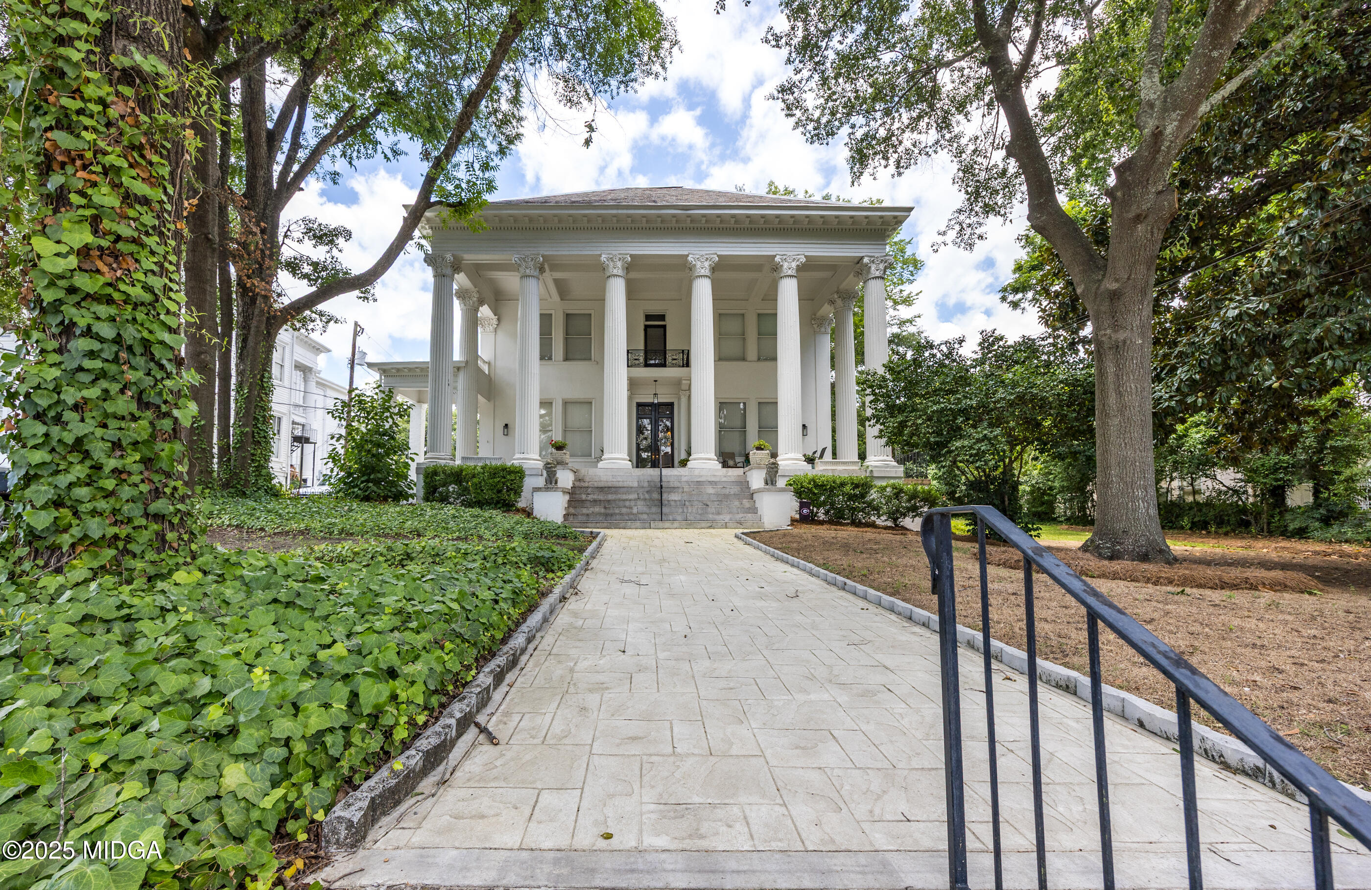195 College Street