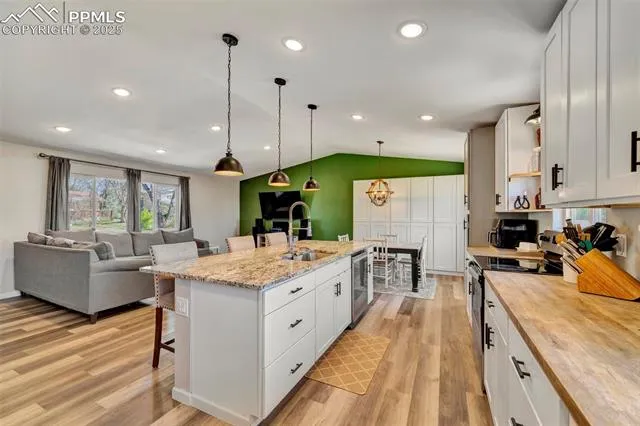 Colorado Springs, Colorado 80915, United States, 5 Bedrooms Bedrooms, ,3 BathroomsBathrooms,Residential,Active,119134