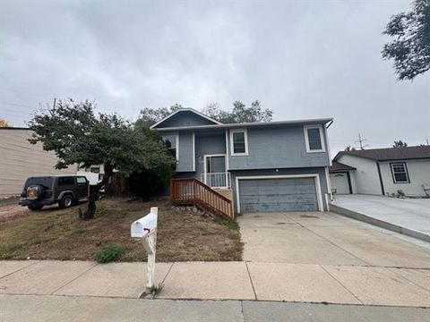 Photo of 560 Prestonwood Drive, Colorado Springs, CO 80907 (MLS # R12754885) Photo of 560 Prestonwood Drive, Colorado Springs, CO 80907 (MLS # R12754885)