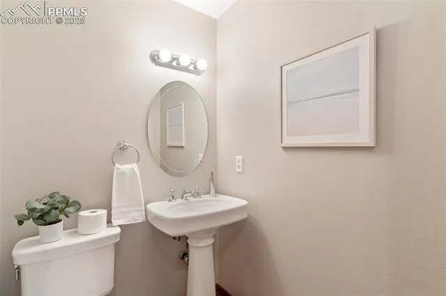 Colorado Springs, Colorado 80919, United States, 5 Bedrooms Bedrooms, ,5 BathroomsBathrooms,Residential,Pending,91874