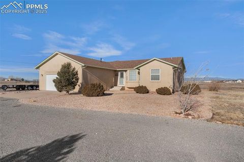 Photo of 613 E Earl Drive, Pueblo, CO 81007 (MLS # 9182929) Photo of 613 E Earl Drive, Pueblo, CO 81007 (MLS # 9182929)