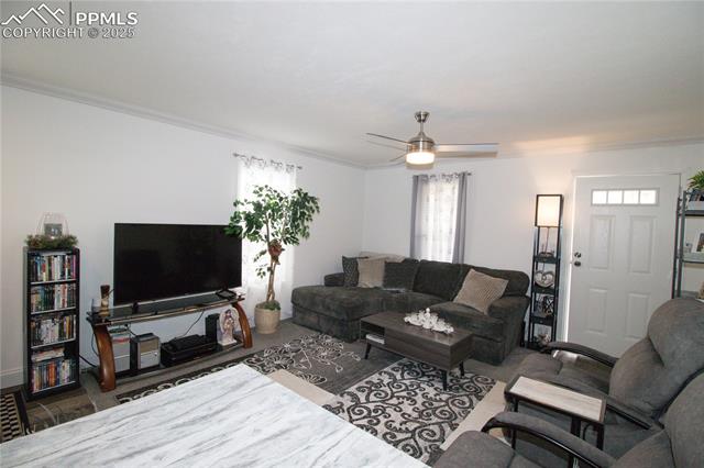 218 W Thurlow Avenue