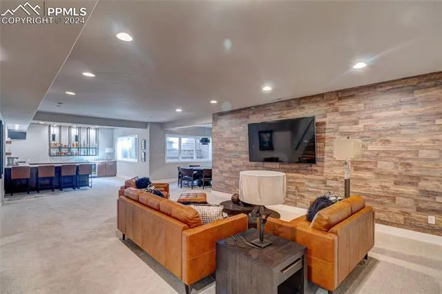 Colorado Springs, Colorado 80904, United States, 5 Bedrooms Bedrooms, ,3 BathroomsBathrooms,Residential,Pending,35686