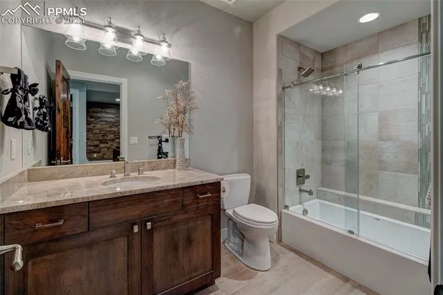 Colorado Springs, Colorado 80904, United States, 5 Bedrooms Bedrooms, ,3 BathroomsBathrooms,Residential,Pending,35686