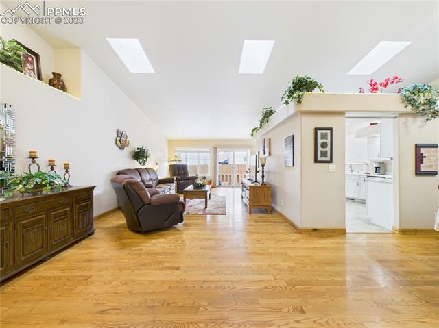 1925 Kingsroyal Boulevard M