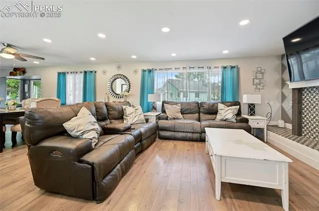 Colorado Springs, Colorado 80910, United States, 5 Bedrooms Bedrooms, ,3 BathroomsBathrooms,Residential,Active,163113