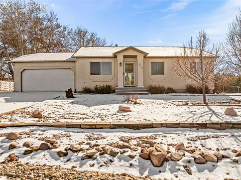 Photo of 570 S Bellflower Drive, Pueblo, CO 81007 (MLS # 9141438)
