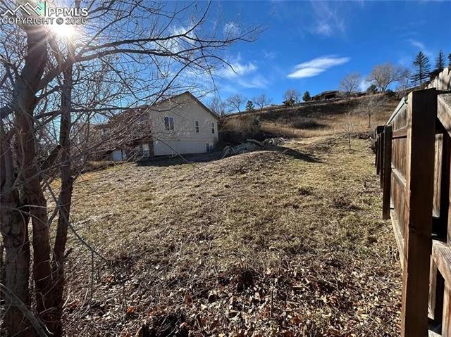 890 Columbine Avenue