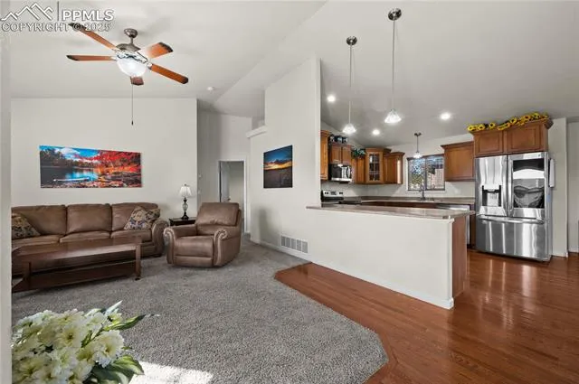 Canon City, Colorado 81212, United States, 5 Bedrooms Bedrooms, ,3 BathroomsBathrooms,Residential,Active,238344