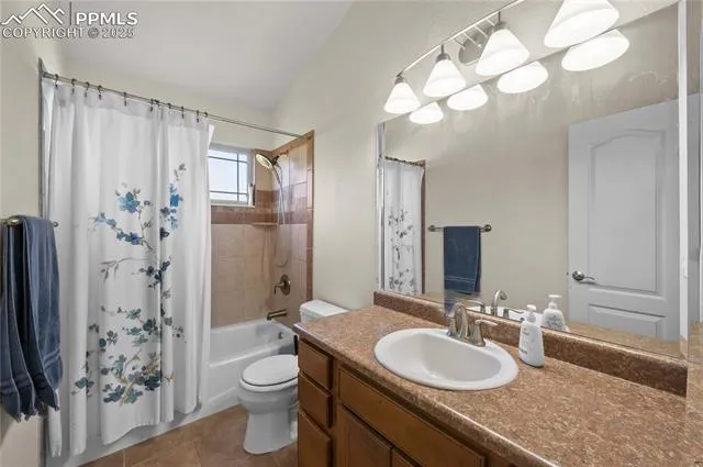 Canon City, Colorado 81212, United States, 5 Bedrooms Bedrooms, ,3 BathroomsBathrooms,Residential,Active,238344