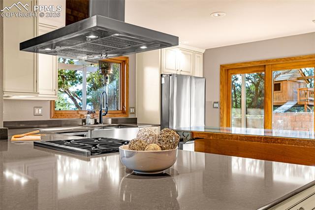 18220 Knollwood Boulevard