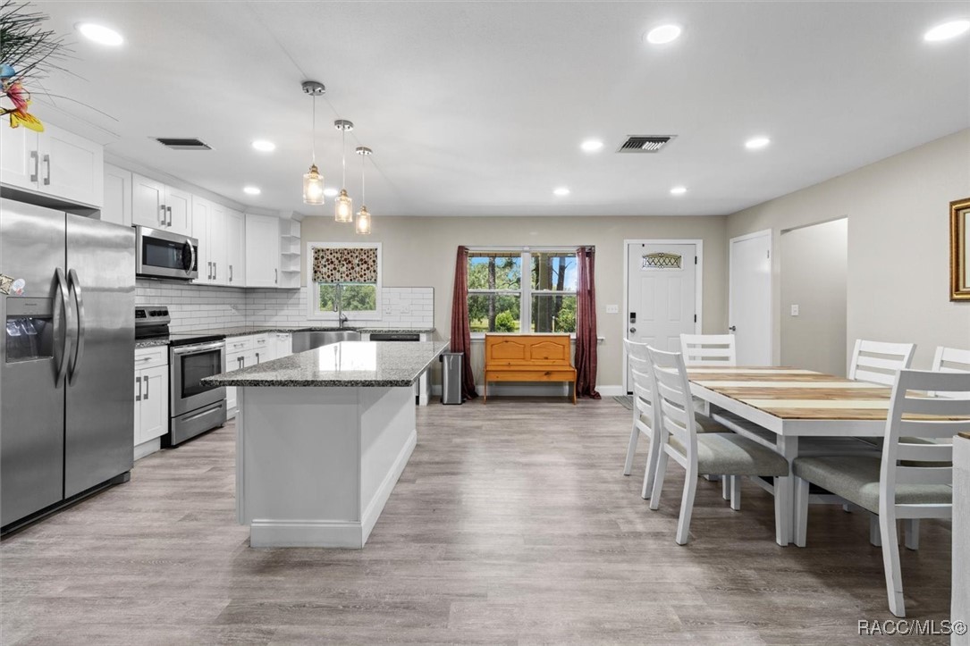 4352 W Woodlawn Street