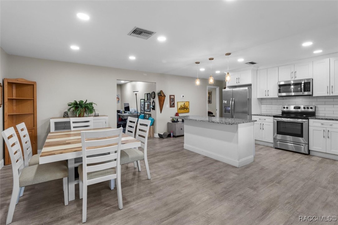 4352 W Woodlawn Street