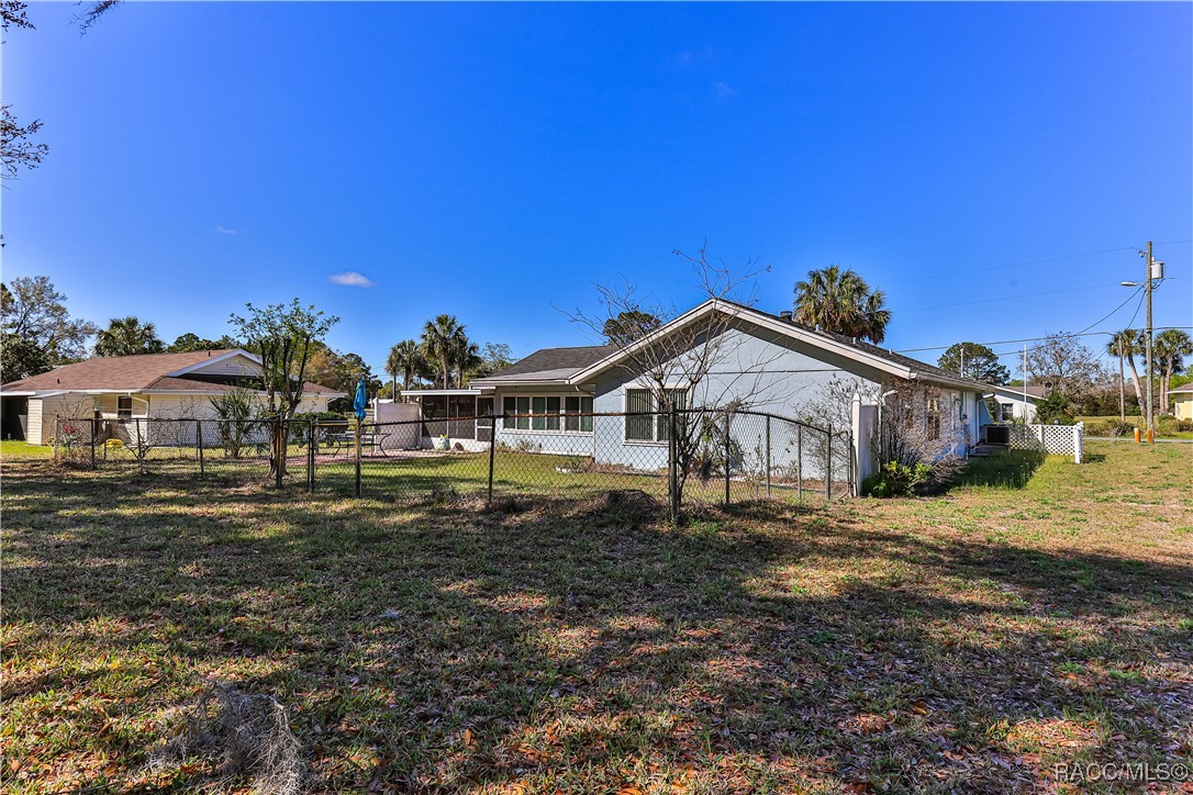 819 N Country Club Drive, Crystal River, Florida image 5