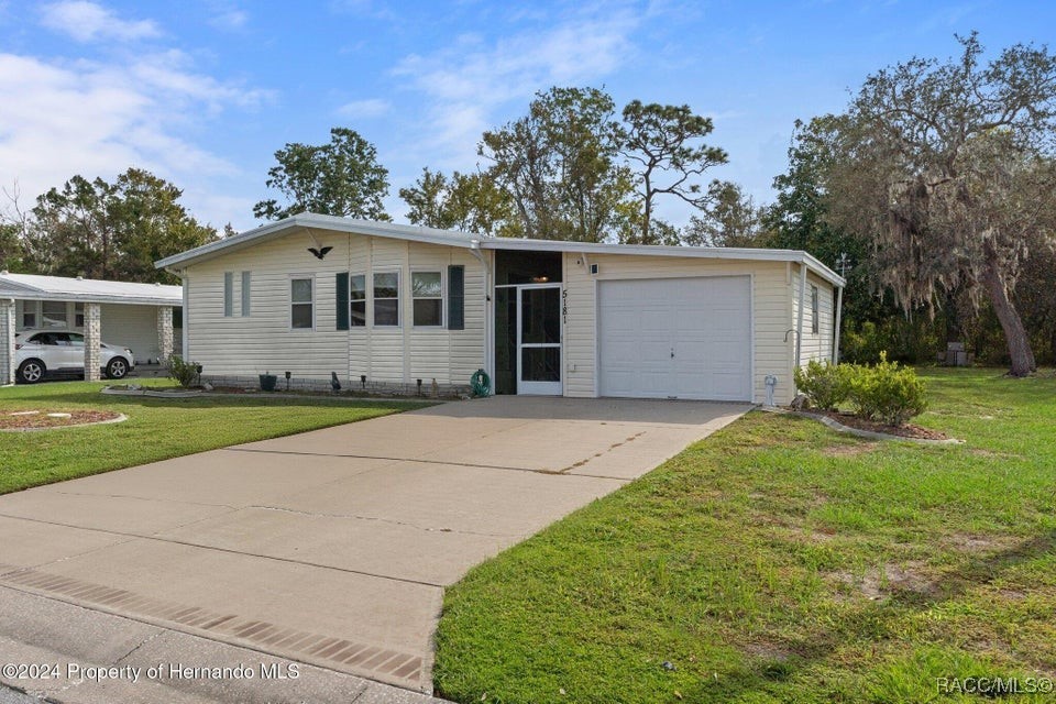 5181 Forest Glenn Drive, Spring Hill, Florida image 2