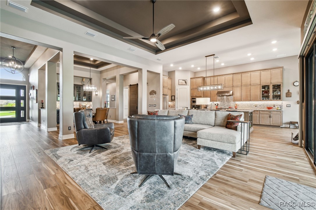 2406 N Peakview Loop