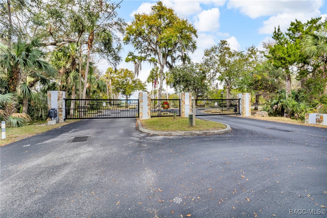 11961 W Edgeview Court, Crystal River, Florida image 2