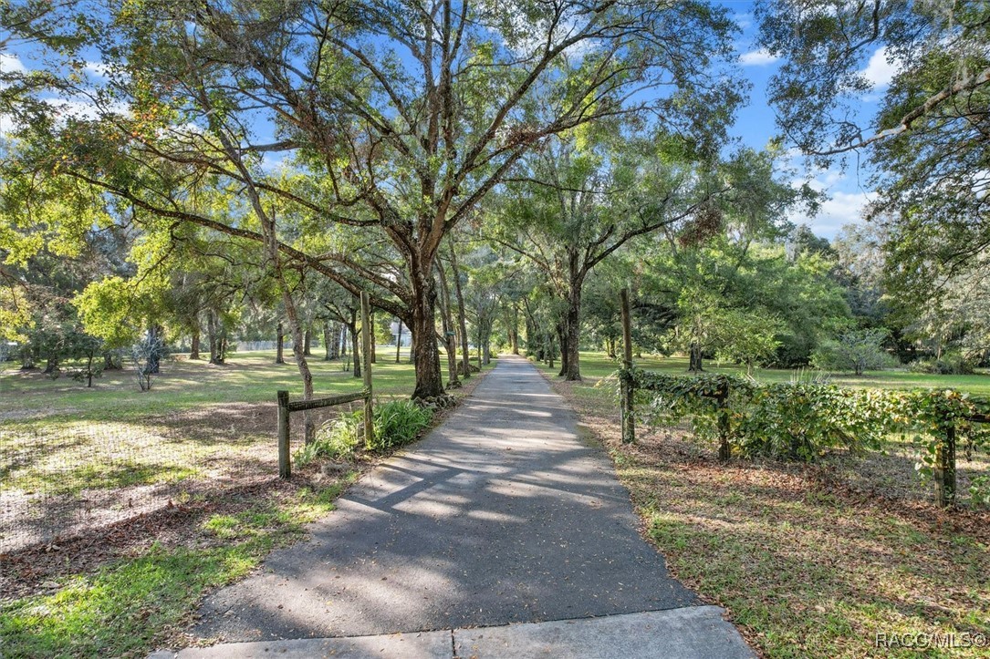 10235 E Trails End Road, Floral City, Florida image 2