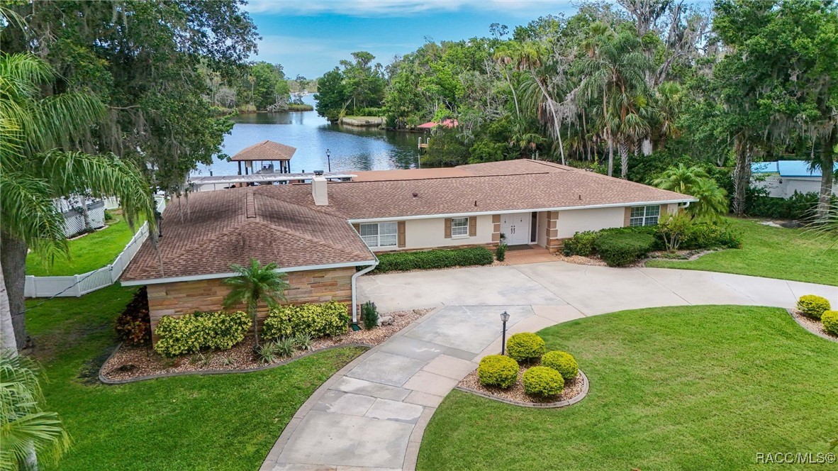 1202 SE Kings Bay Drive