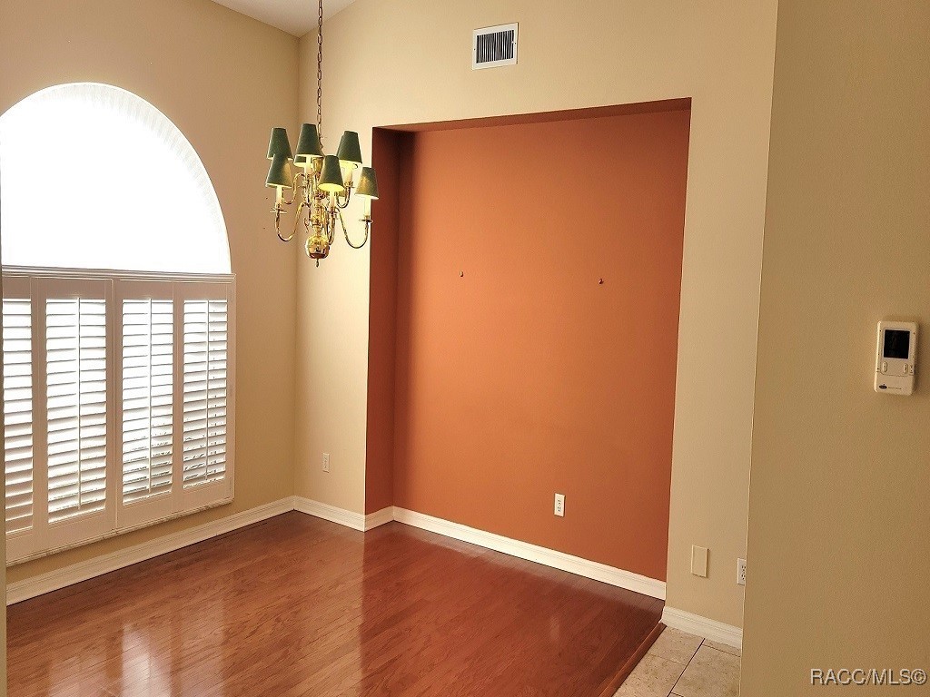 18 Mayflower Court S