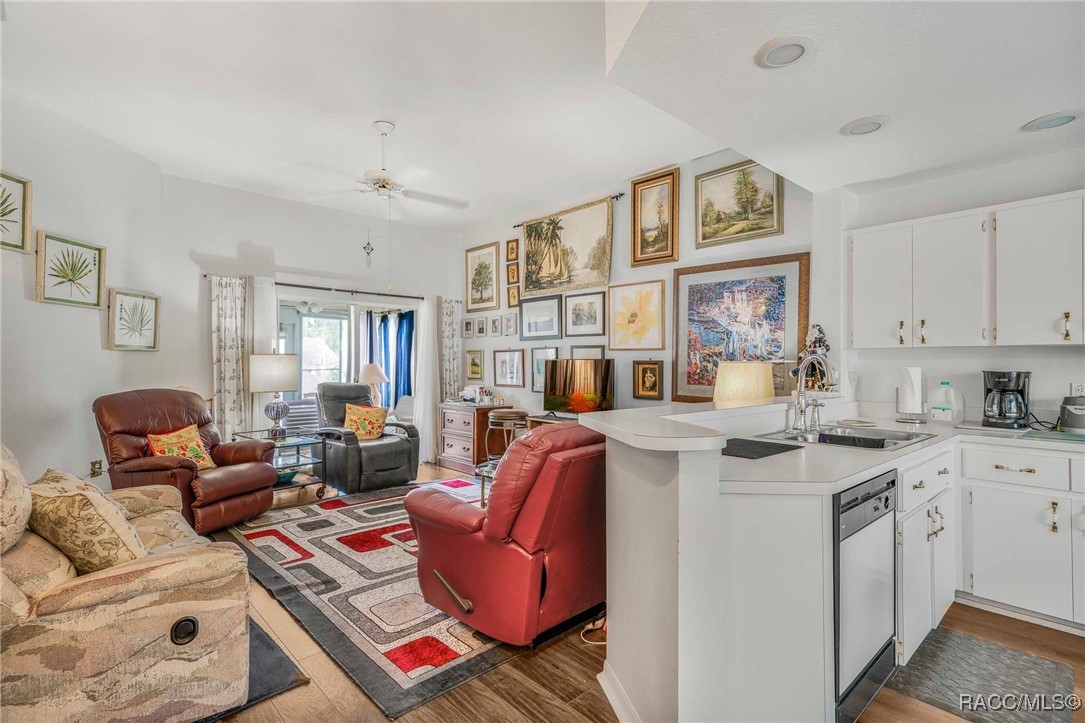 510 W Larchmont Court, Beverly Hills, New York image 9