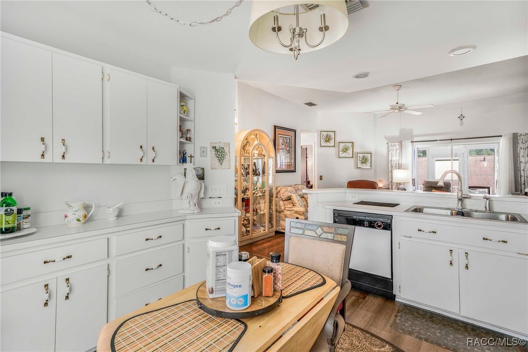 510 W Larchmont Court, Beverly Hills, New York image 8