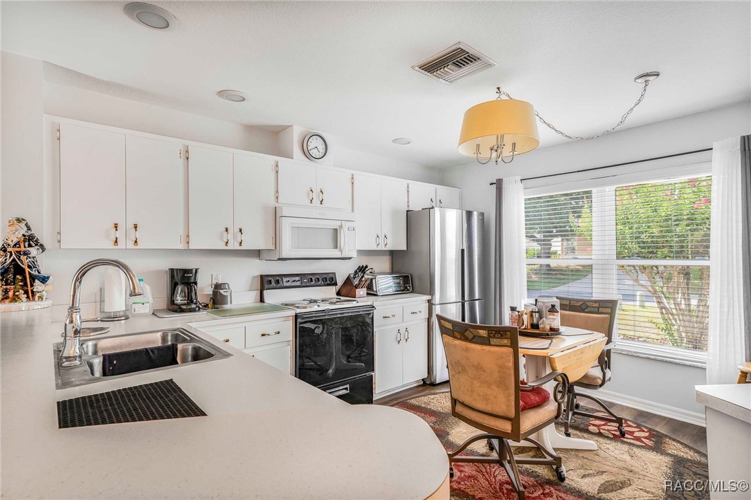 510 W Larchmont Court, Beverly Hills, New York image 6