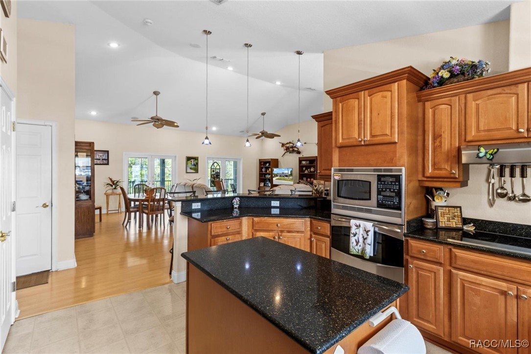 2168 N Watersedge Drive, Crystal River, Florida image 12