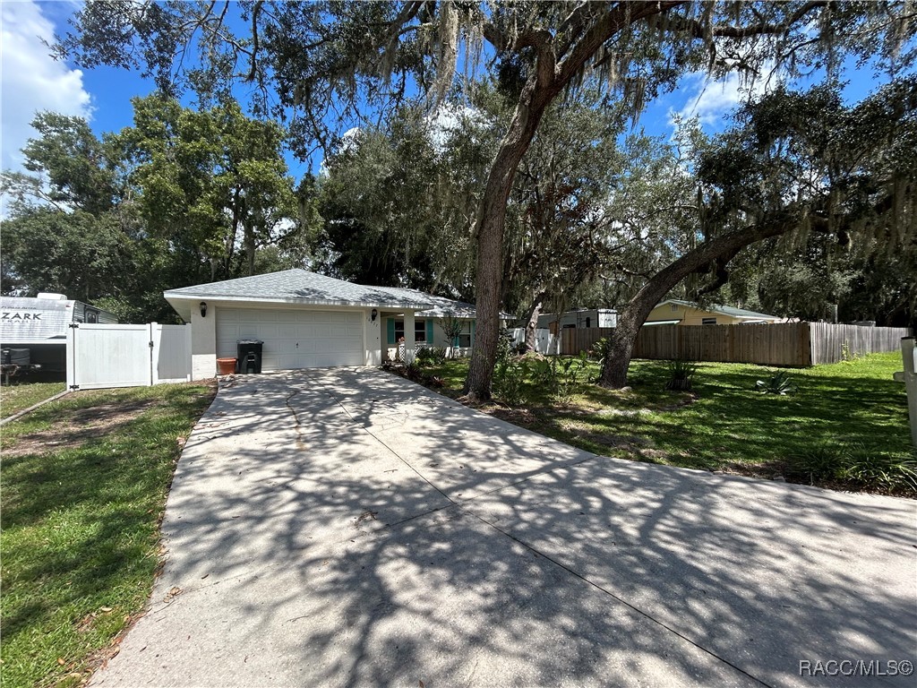 10077 E Lake Estates Drive, Inverness, Florida image 1