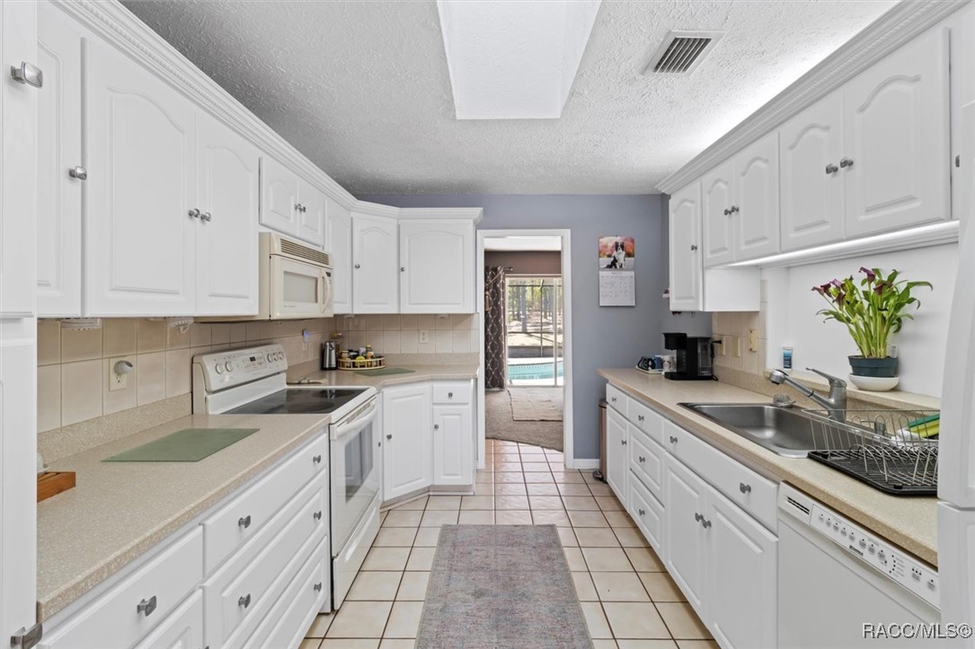 5531 N Mallows Circle, Beverly Hills, New York image 12