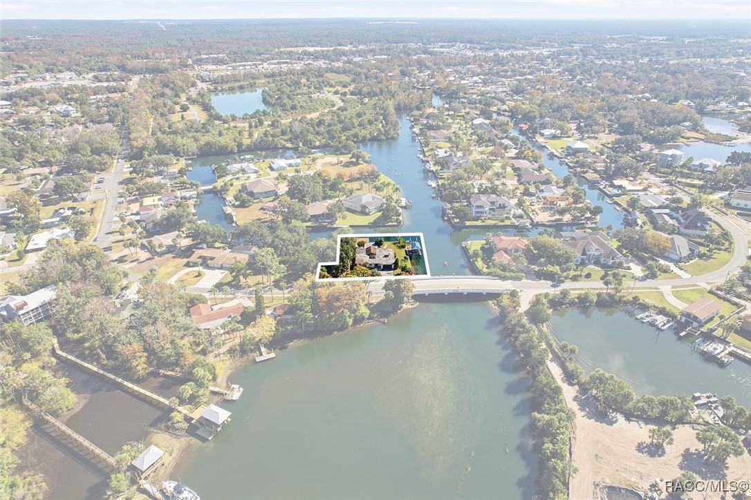 241 SE Kings Bay Drive